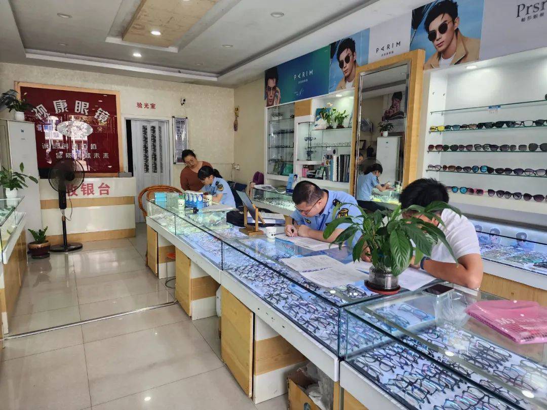 无证销售隐形眼镜护理液？立案查处！